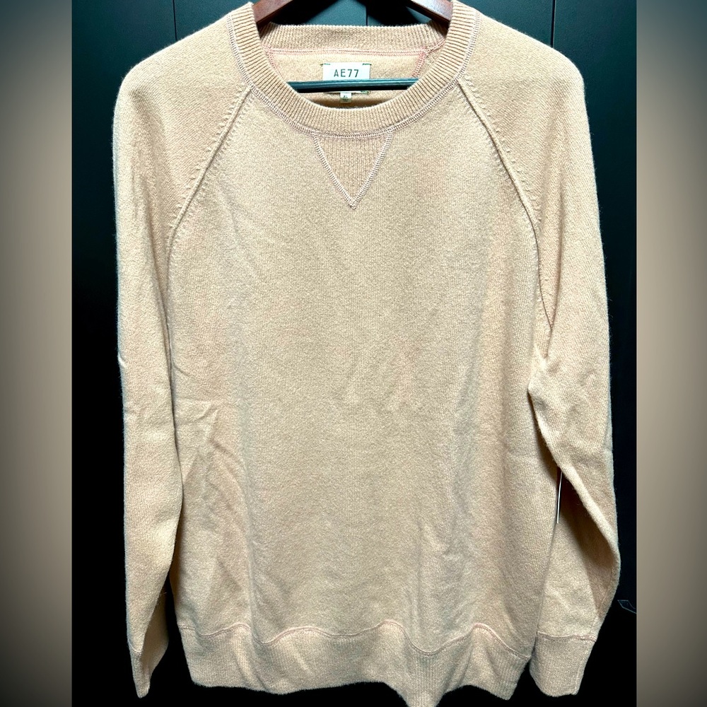 AE77 blush cashmere pull over sweater. Made of 100% cashmere!